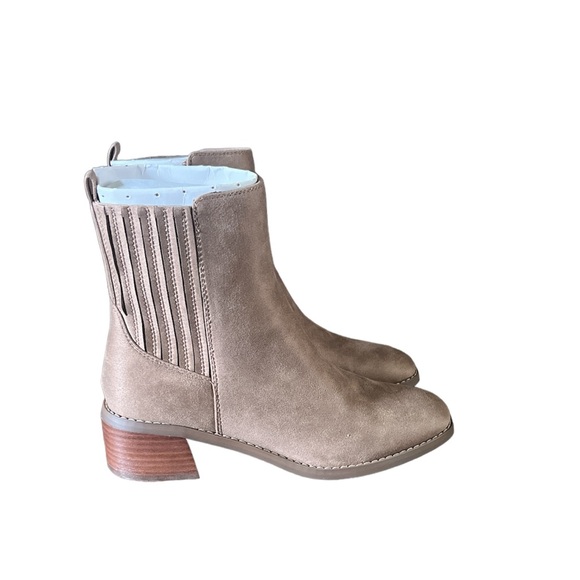 DV Dolce Vita Delilah Tailored Chelsea Booties - Picture 2 of 6